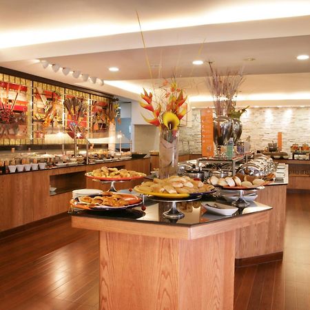 Barcelo Guadalajara Hotel Restoran gambar The buffet at the restaurant