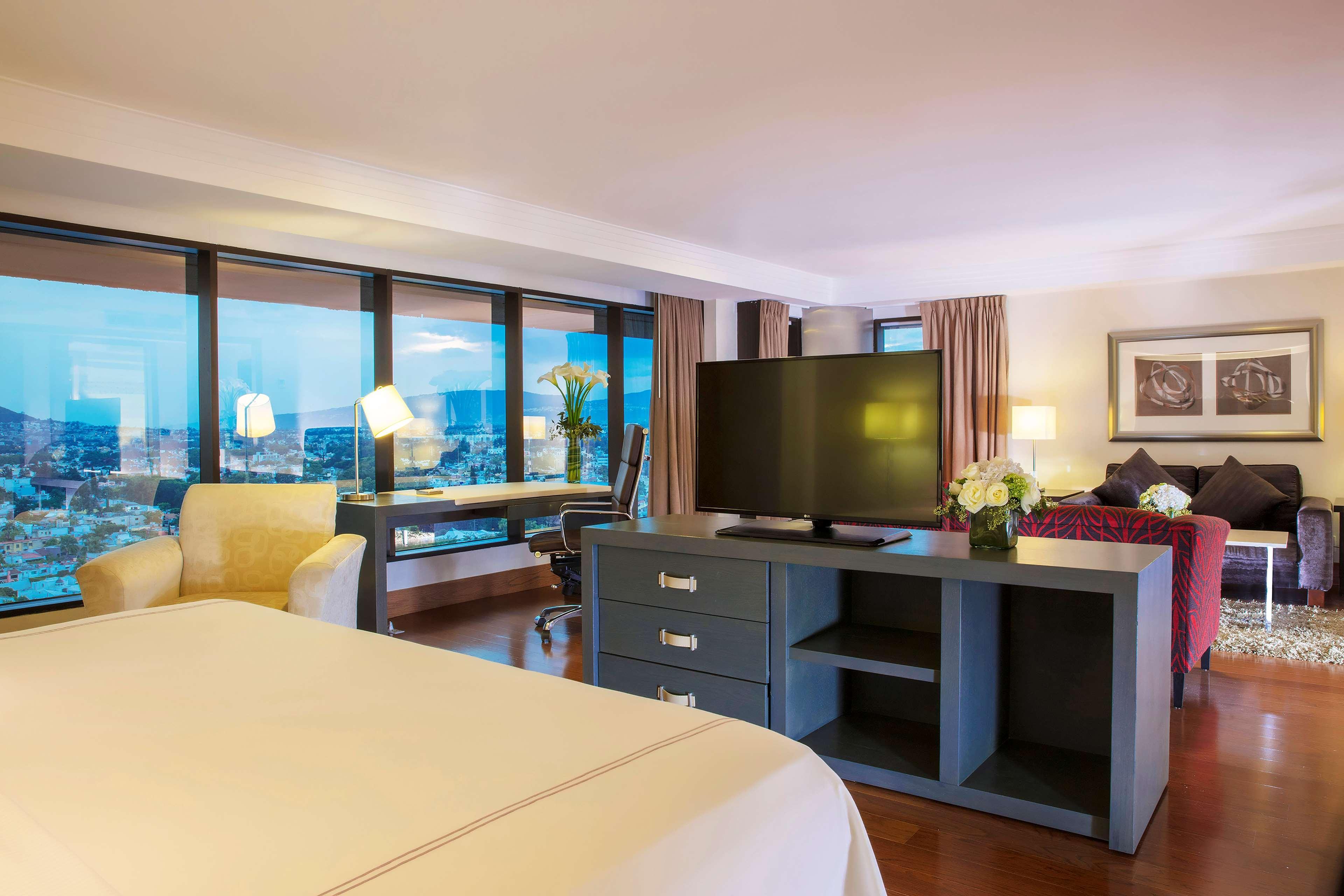 Barcelo Guadalajara Hotel Luaran gambar Suite at the hotel