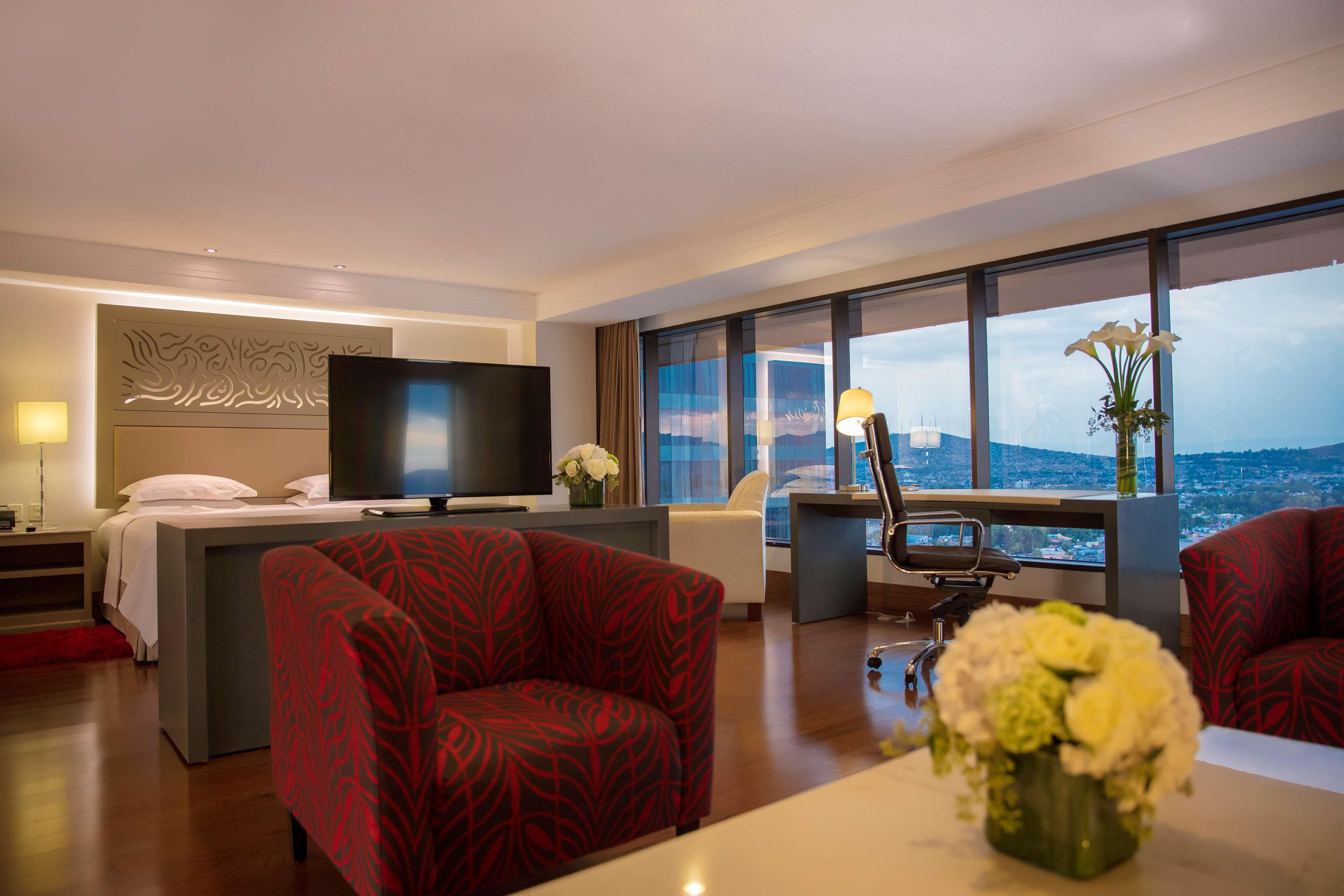 Barcelo Guadalajara Hotel Luaran gambar Suite at the hotel
