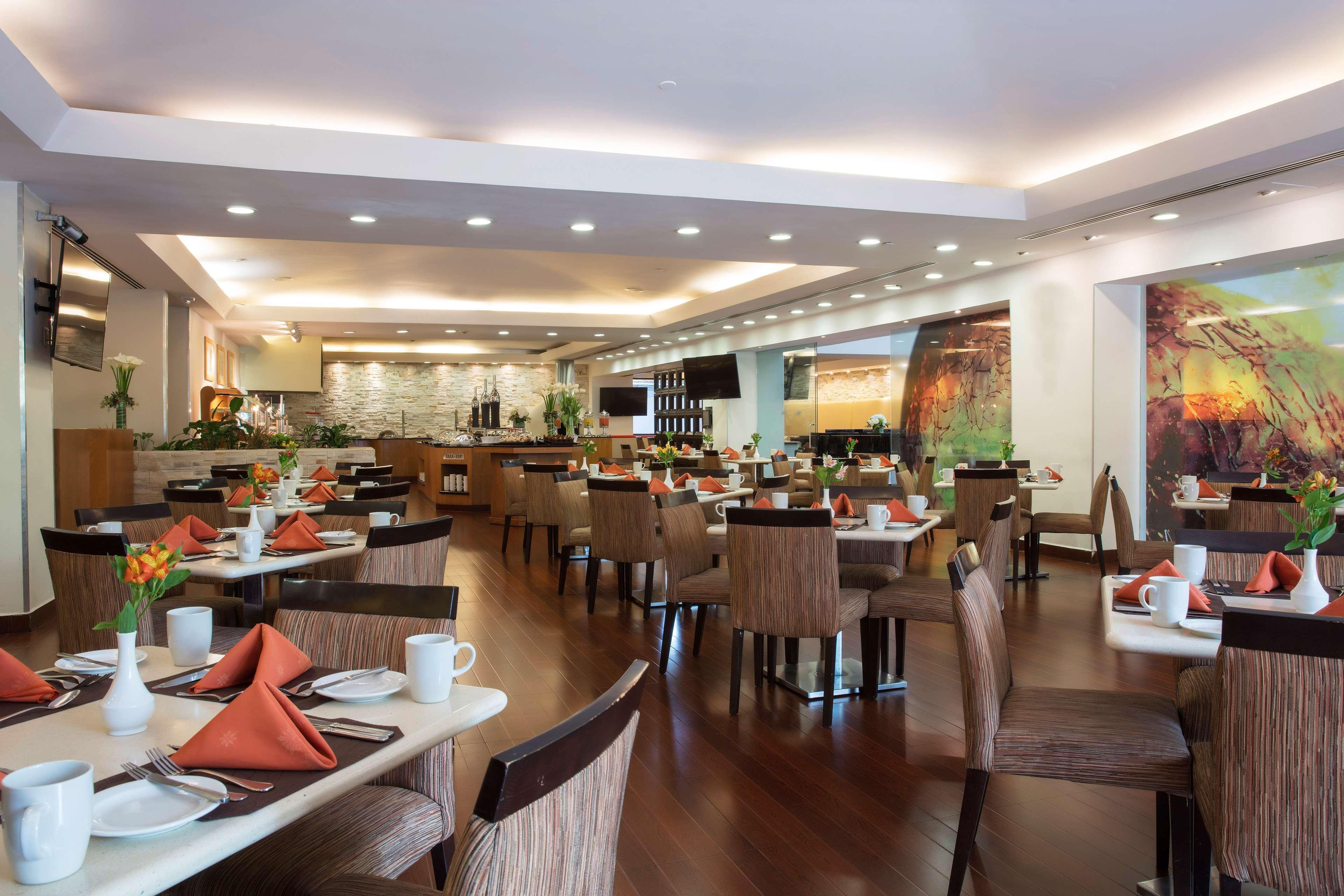 Barcelo Guadalajara Hotel Luaran gambar The restaurant at the hotel