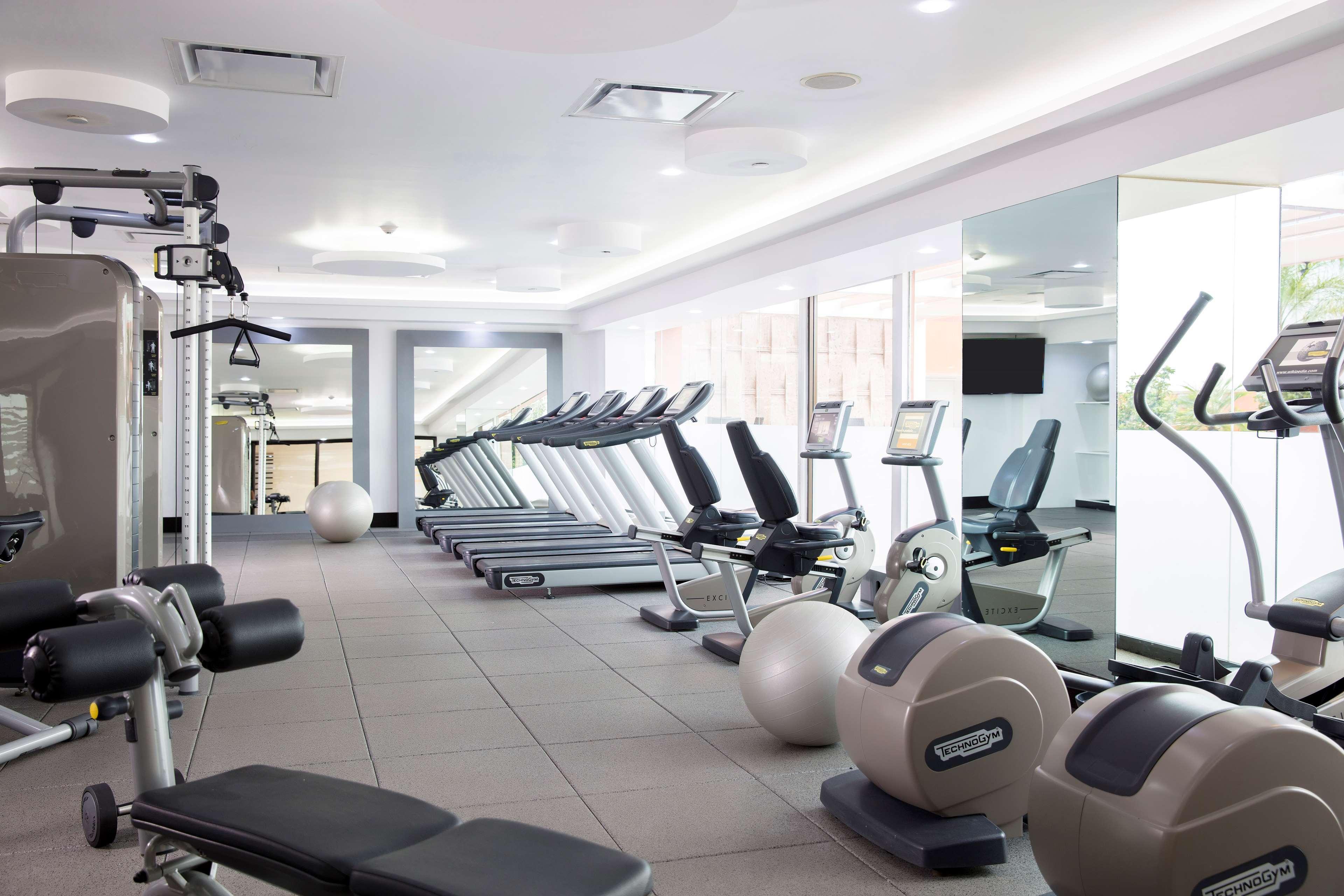 Barcelo Guadalajara Hotel Luaran gambar A gym in a hotel