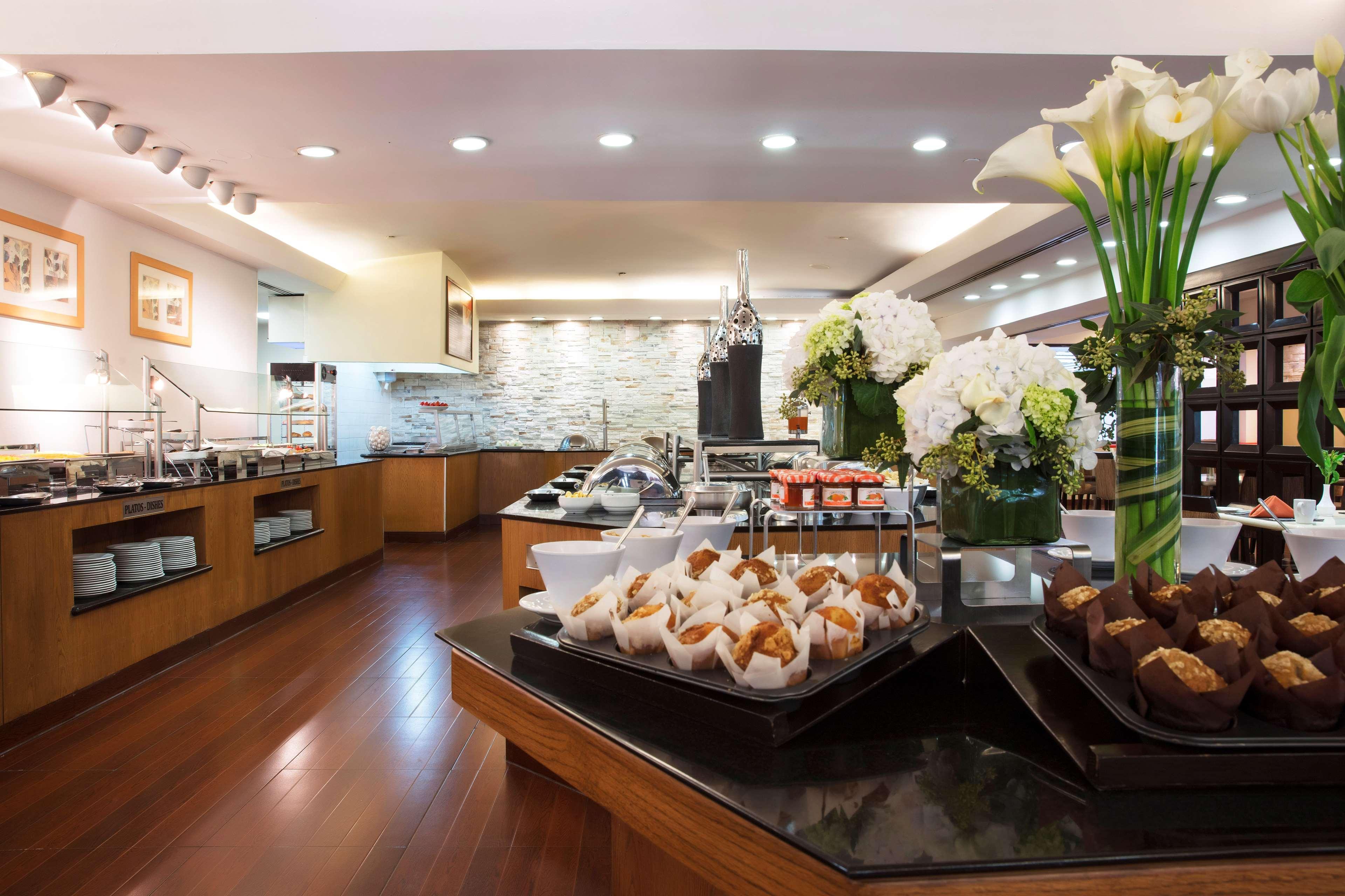 Barcelo Guadalajara Hotel Luaran gambar The buffet at the lounge
