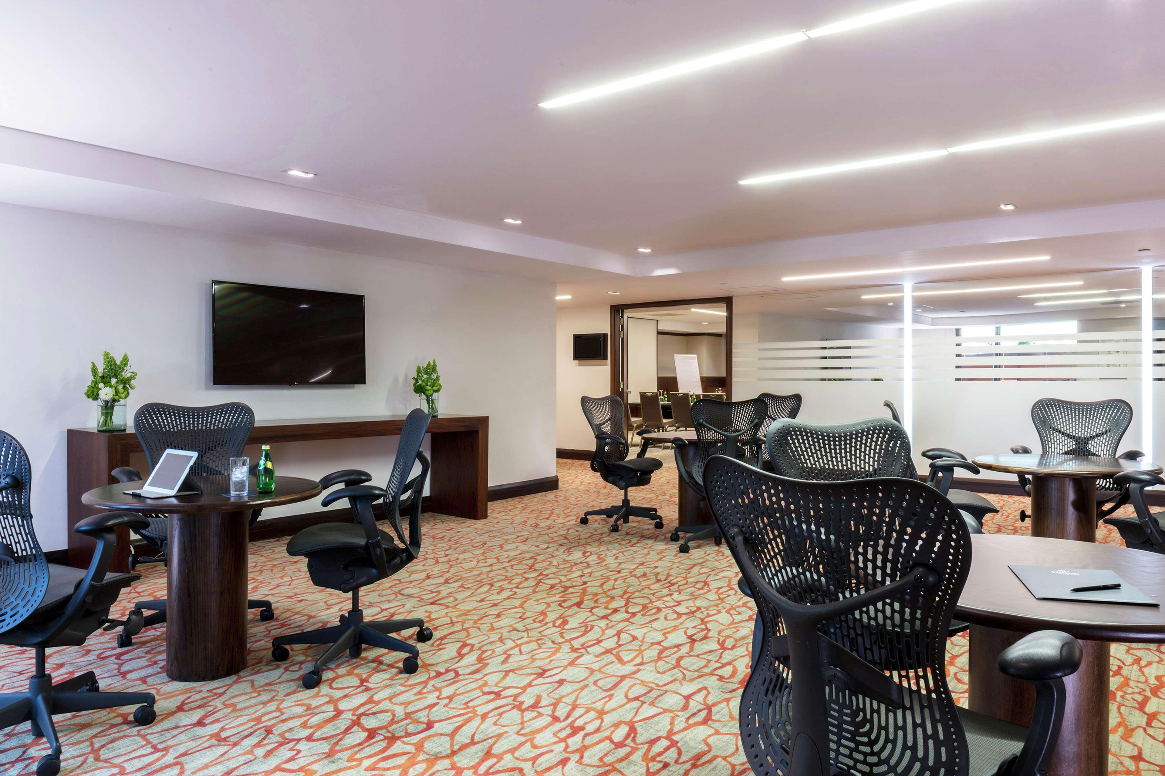 Barcelo Guadalajara Hotel Luaran gambar Business Center