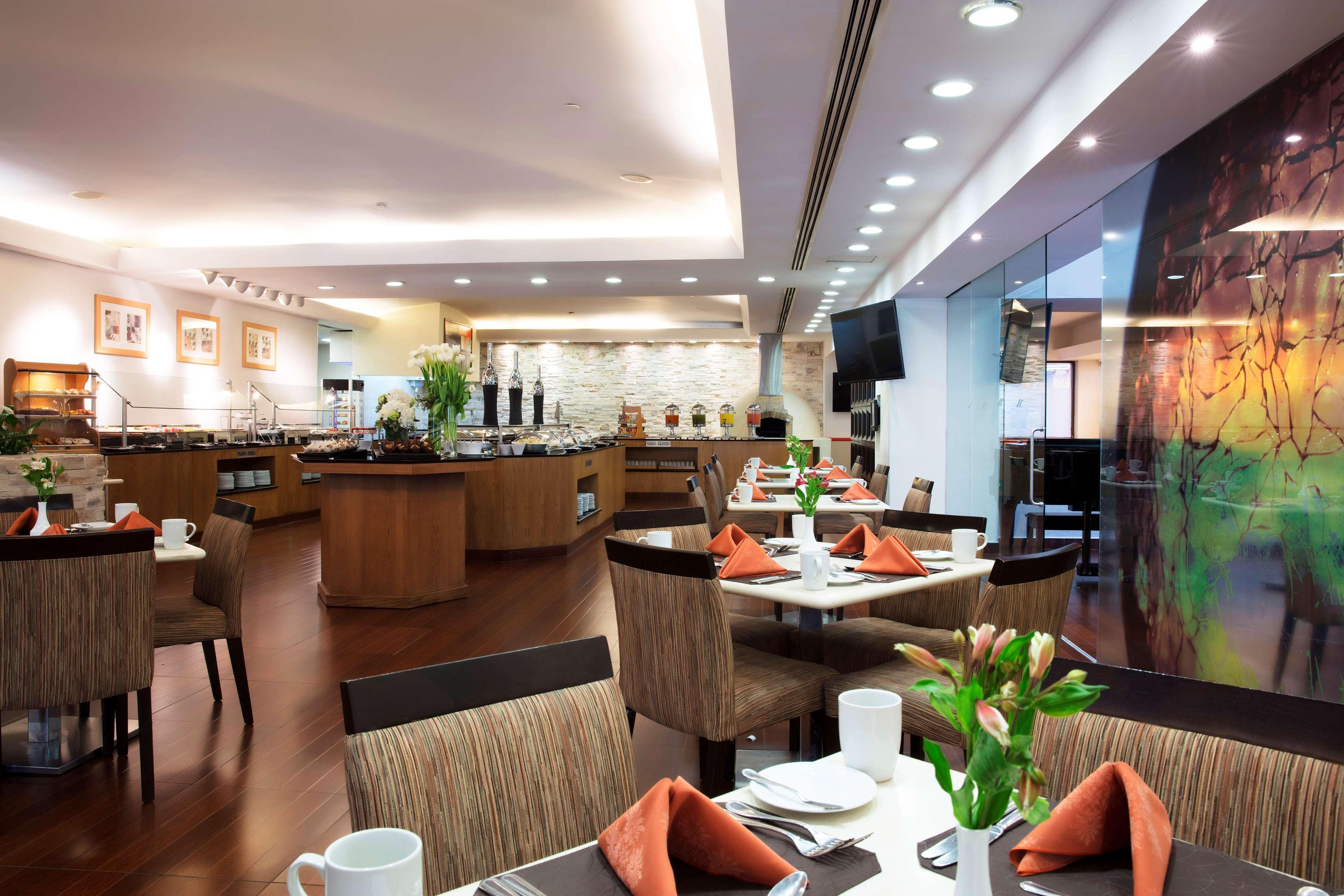 Barcelo Guadalajara Hotel Luaran gambar The interior of the lounge