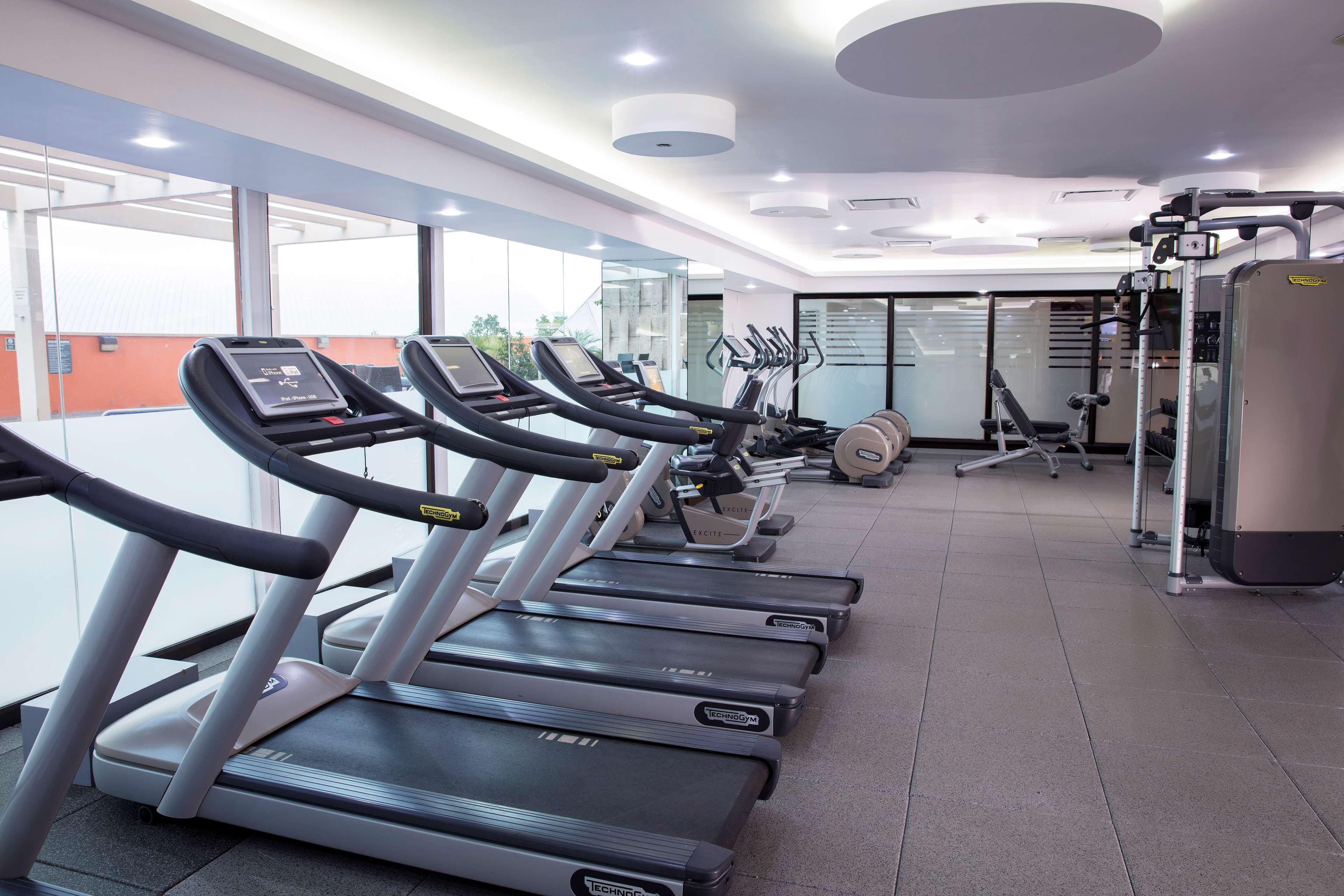 Barcelo Guadalajara Hotel Luaran gambar The gym at the hotel