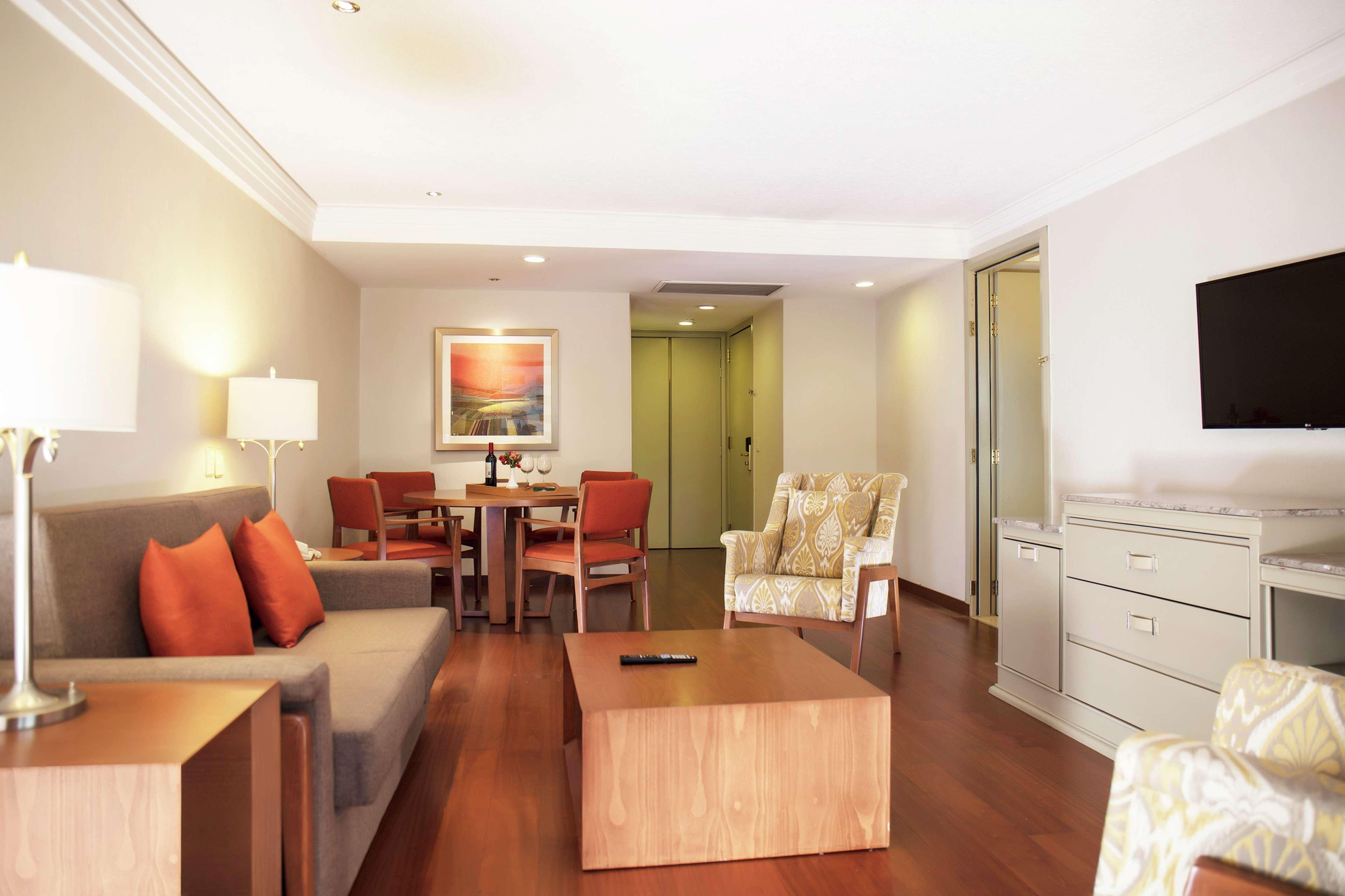 Barcelo Guadalajara Hotel Luaran gambar Living room