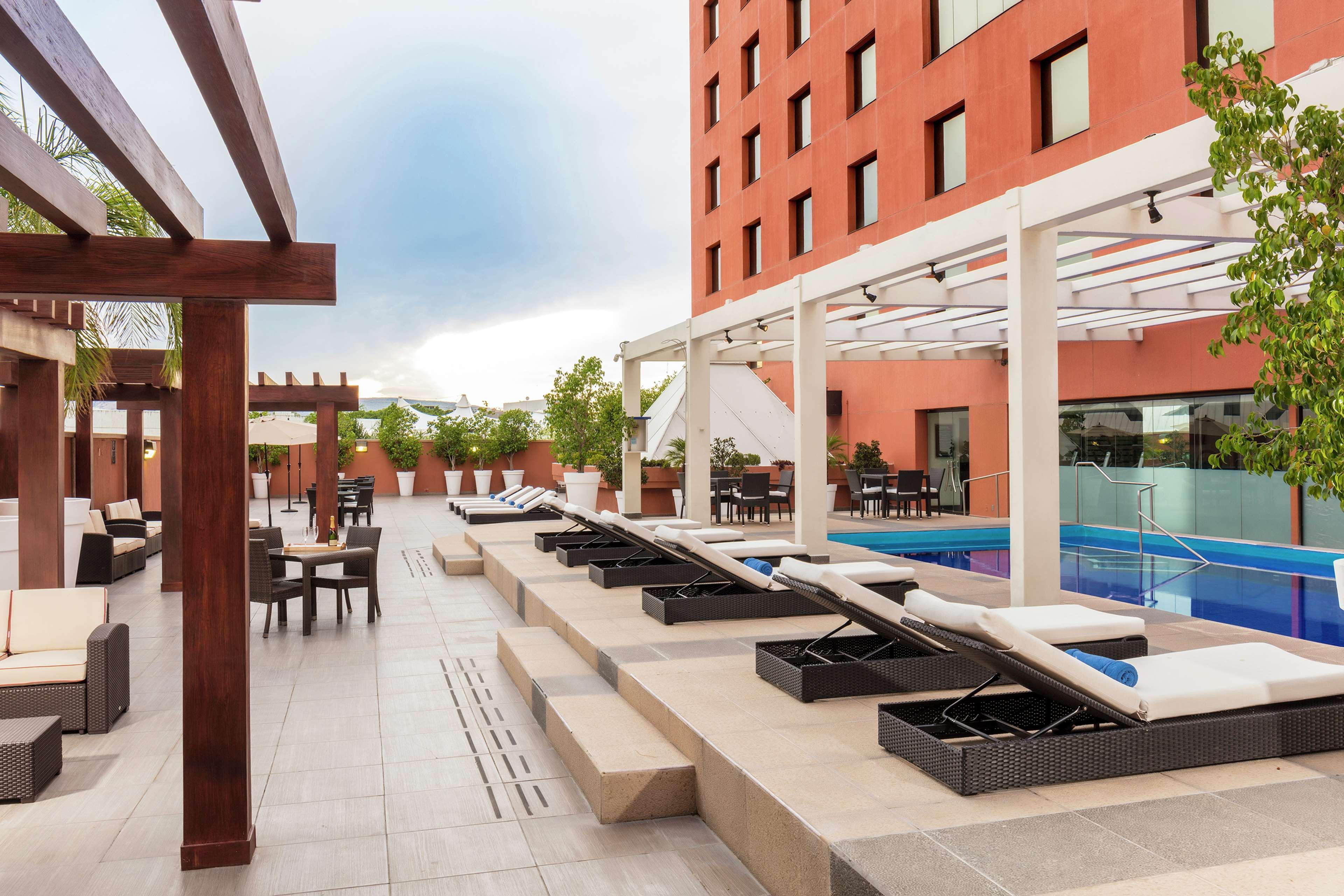 Barcelo Guadalajara Hotel Luaran gambar The rooftop pool at the hotel