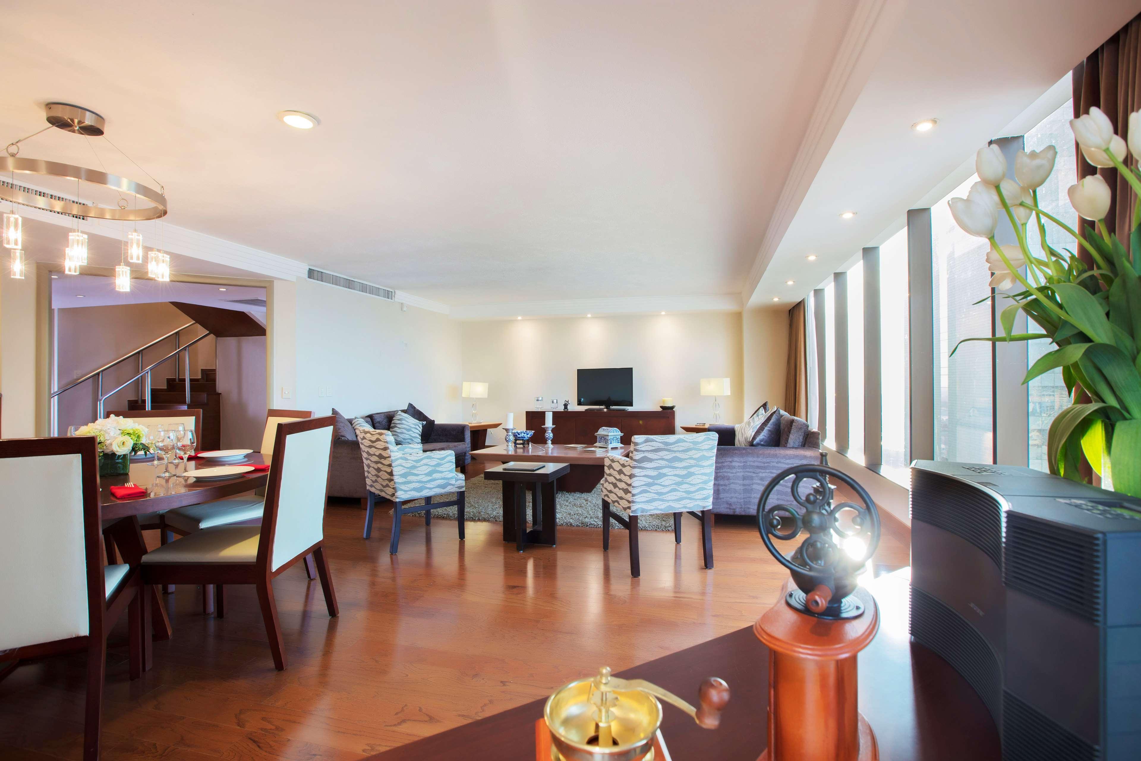 Barcelo Guadalajara Hotel Luaran gambar A suite at the hotel