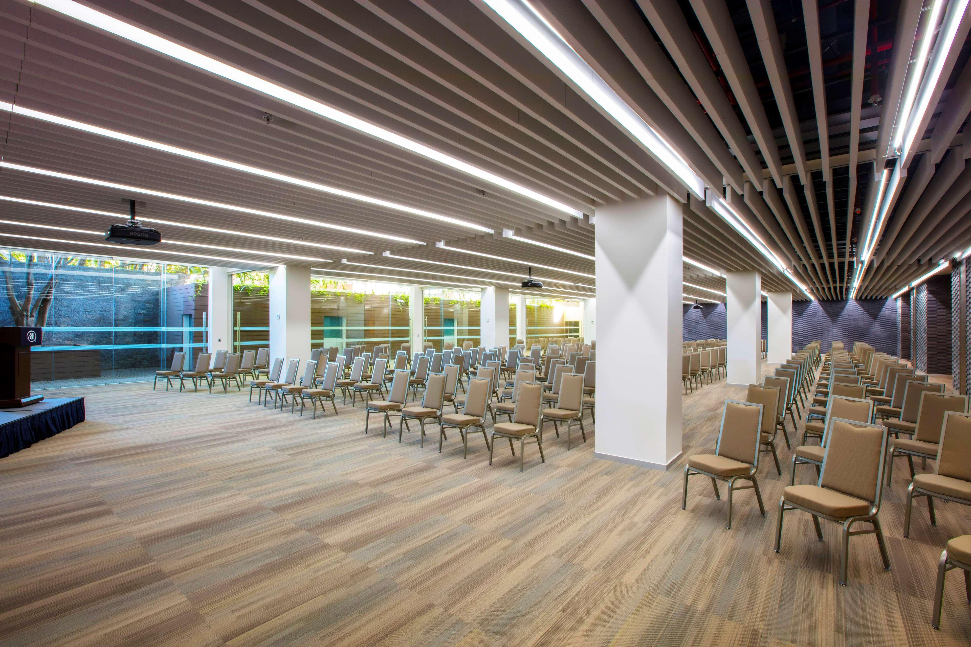 Barcelo Guadalajara Hotel Luaran gambar The interior of the library