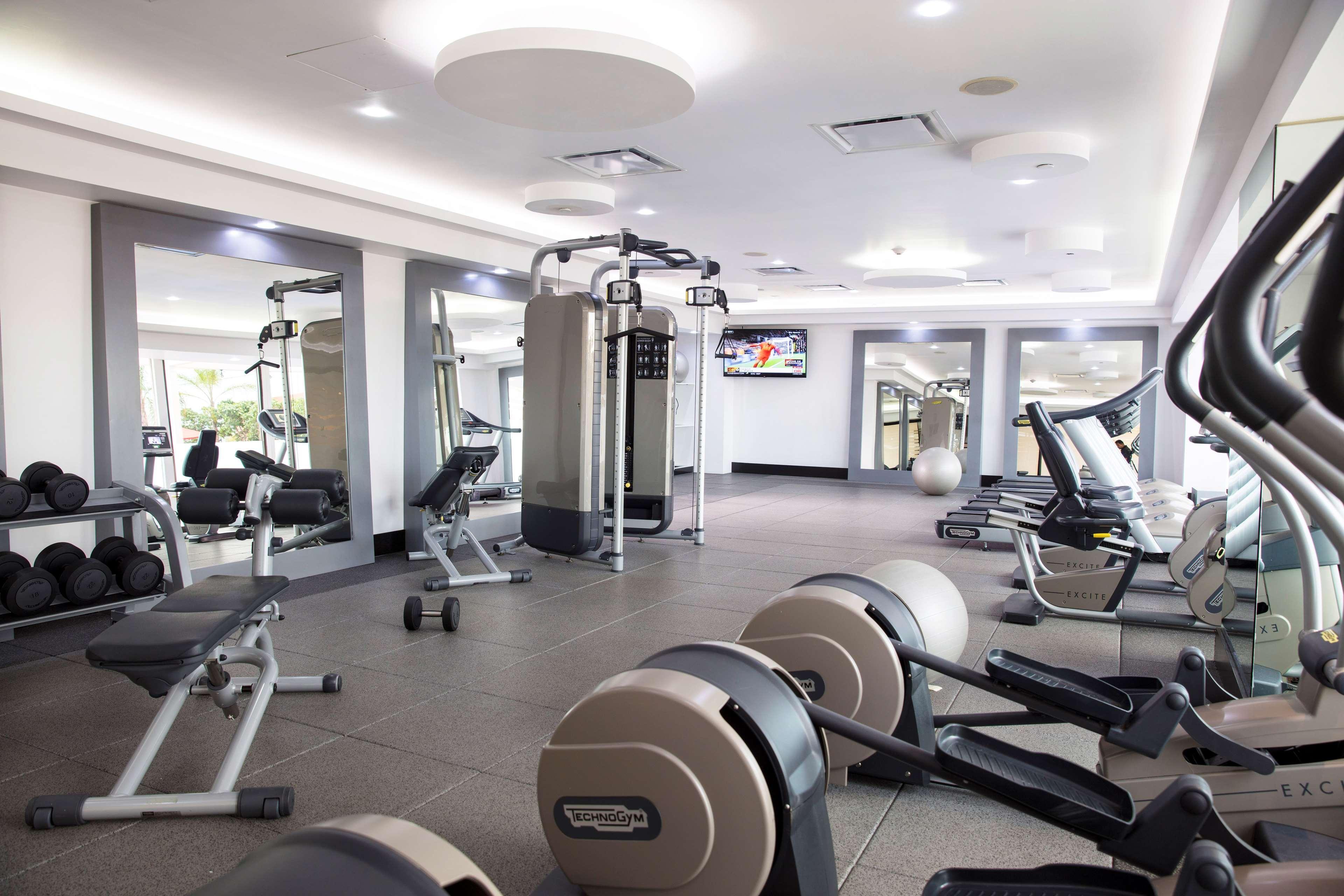 Barcelo Guadalajara Hotel Luaran gambar The gym at the hotel