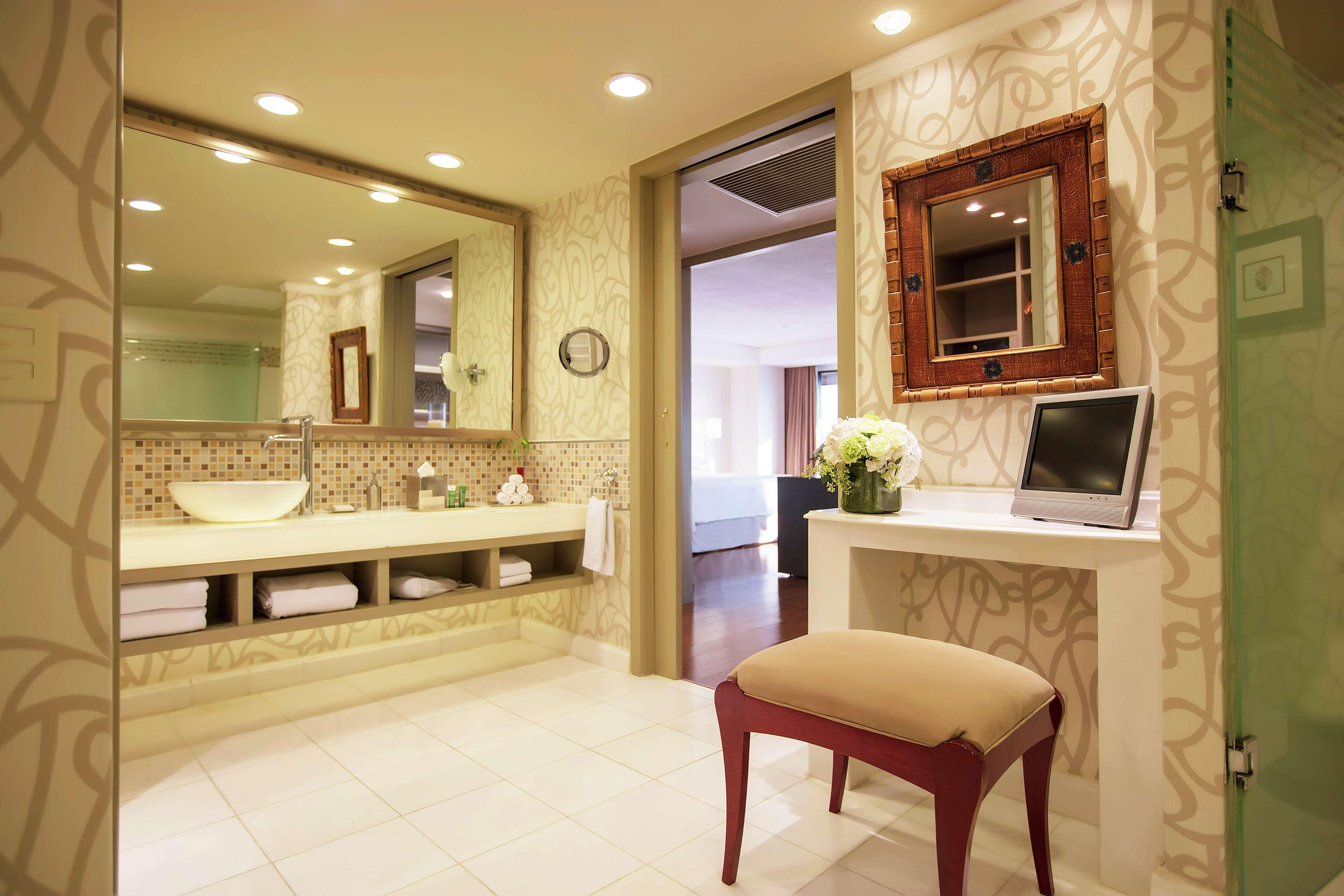 Barcelo Guadalajara Hotel Luaran gambar Bathroom