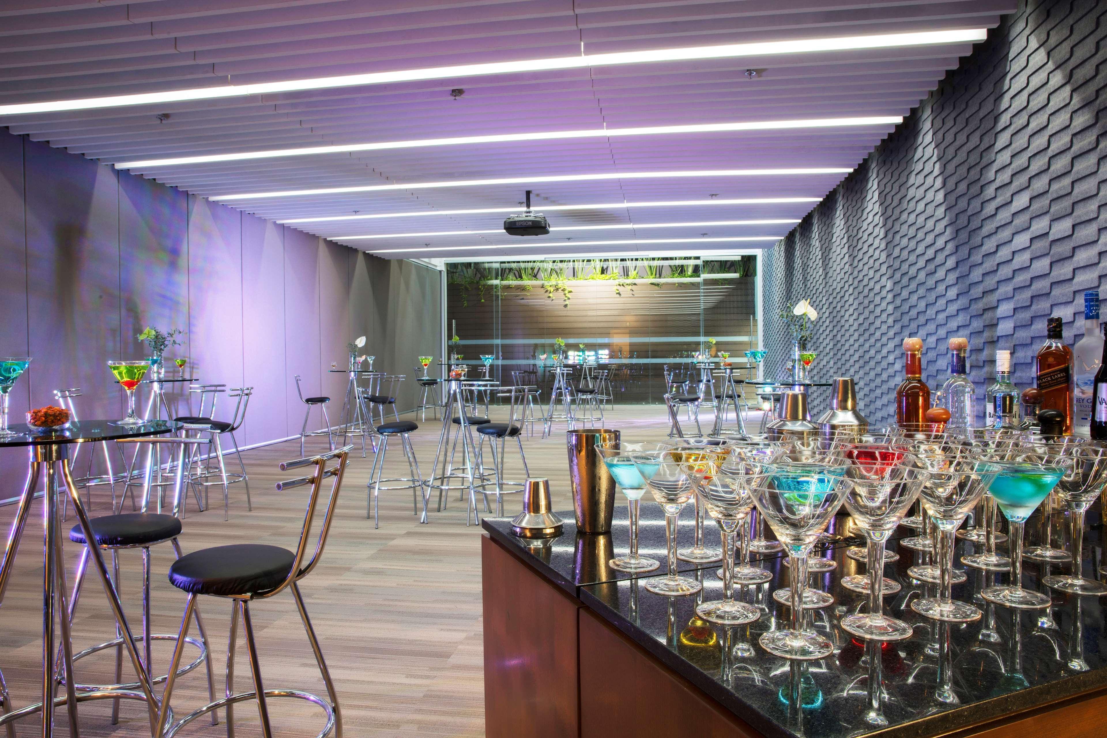 Barcelo Guadalajara Hotel Luaran gambar The bar at the 10th floor