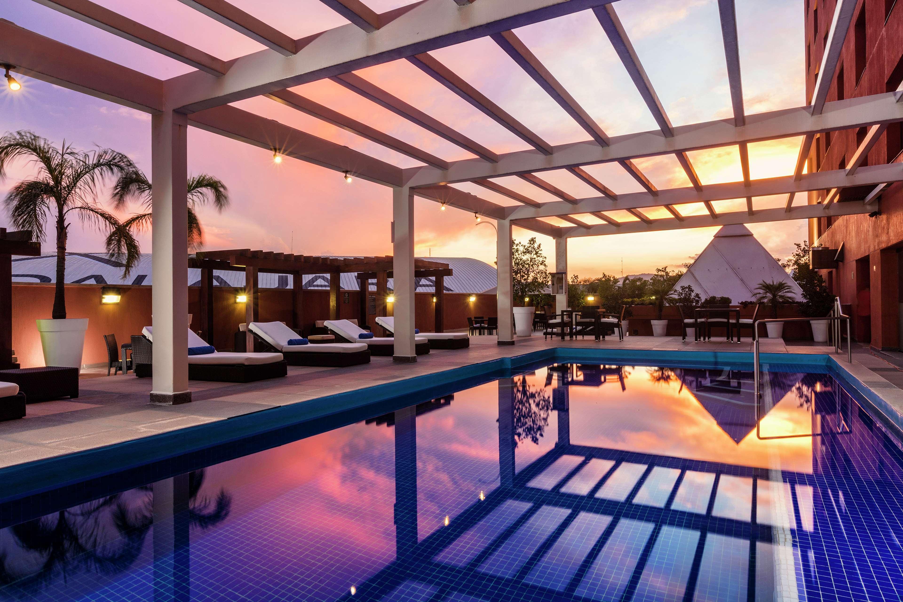 Barcelo Guadalajara Hotel Luaran gambar The pool at the hotel