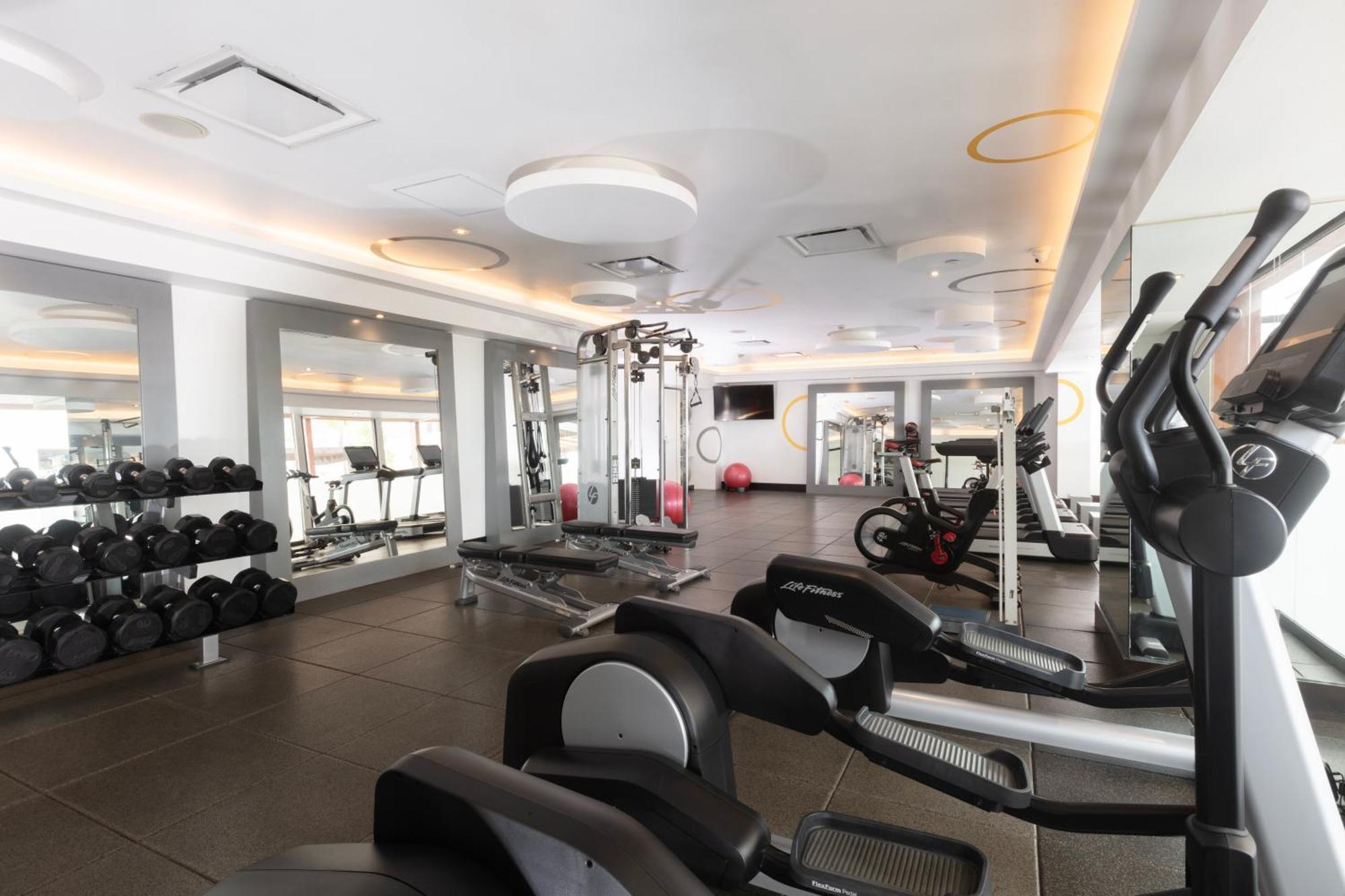 Barcelo Guadalajara Hotel Luaran gambar The gym at the hotel