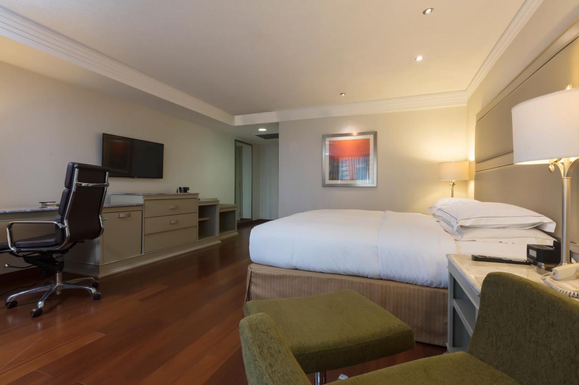 Barcelo Guadalajara Hotel Luaran gambar A room at the hotel