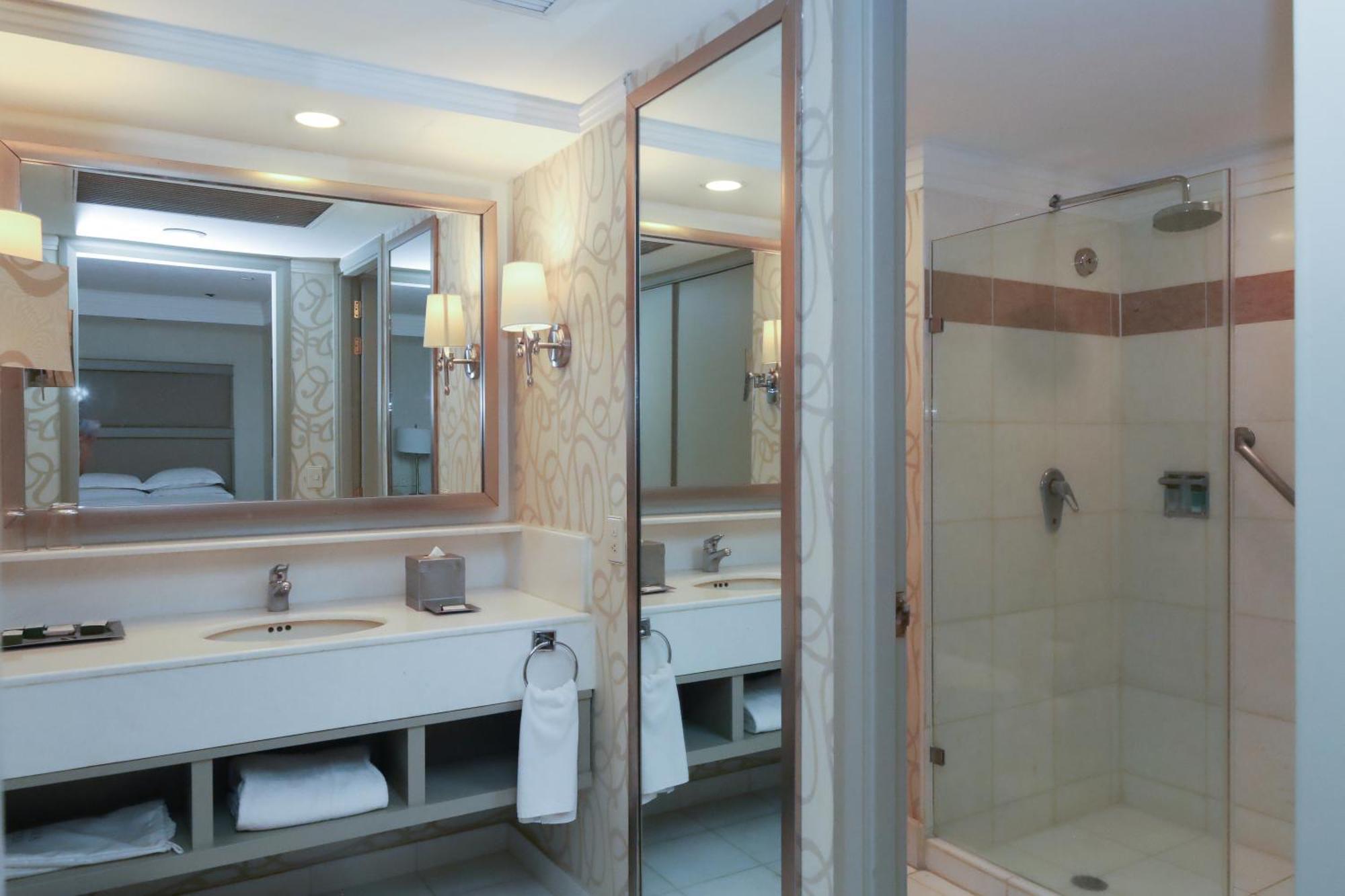 Barcelo Guadalajara Hotel Luaran gambar A shower enclosure
